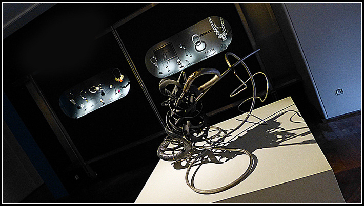 De Calder a Koons Bijoux d artistes - Musee des Arts decoratifs (Paris)
